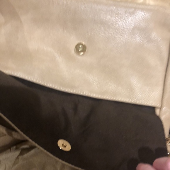 Tan purse with many pockets/compartments - Picture 14 of 16